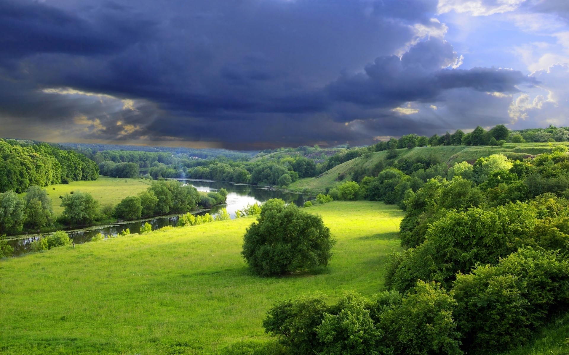 landschaft landschaft des ländlichen natur landschaft baum gras im freien himmel sommer landschaftlich hügel holz landwirtschaft reisen gutes wetter heuhaufen idylle feld wolke fluss wald bäume hintergrund wolken