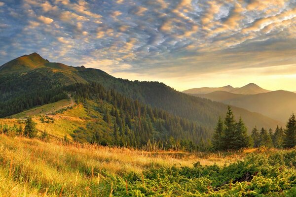 पहाड़ों के विस्तार पर सूर्य का प्रकाश