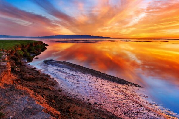 Tramonto colorato sulla spiaggia sabbiosa