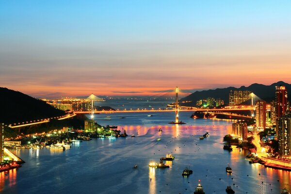 Rivière de la ville au coucher du soleil et à la lumière des lanternes de la ville