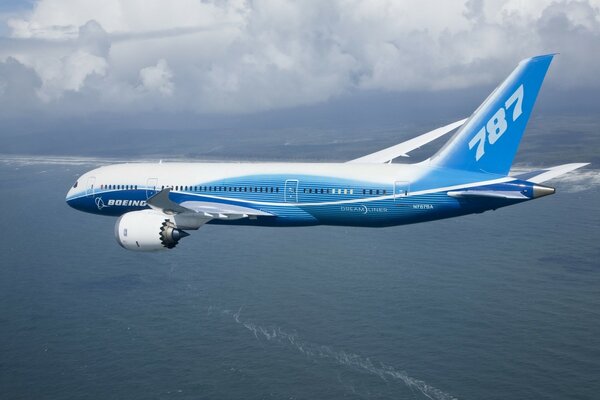 Avión azul flotando en el cielo