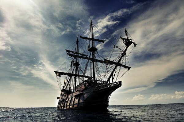 Barco Galeón velero mar olas cielo nubes paisaje