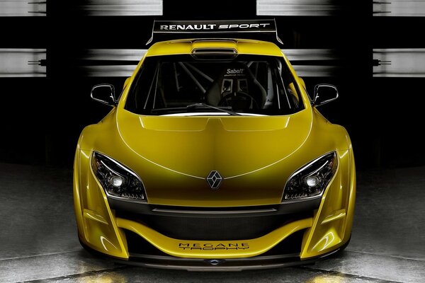 Renault jaune reflète magnifiquement les rayons de lumière