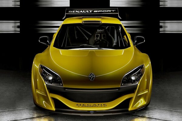 Renault amarelo reflete lindamente os raios de luz