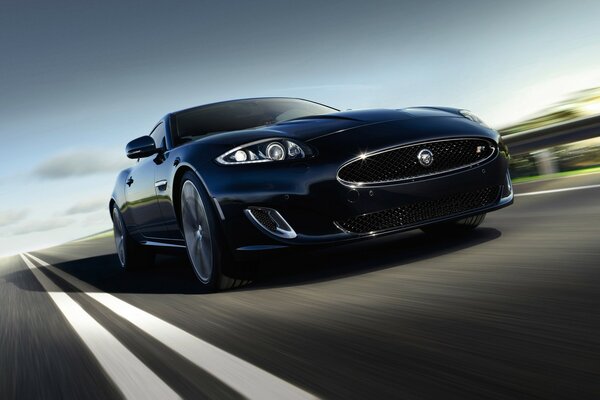 Auto Jaguar blu in movimento