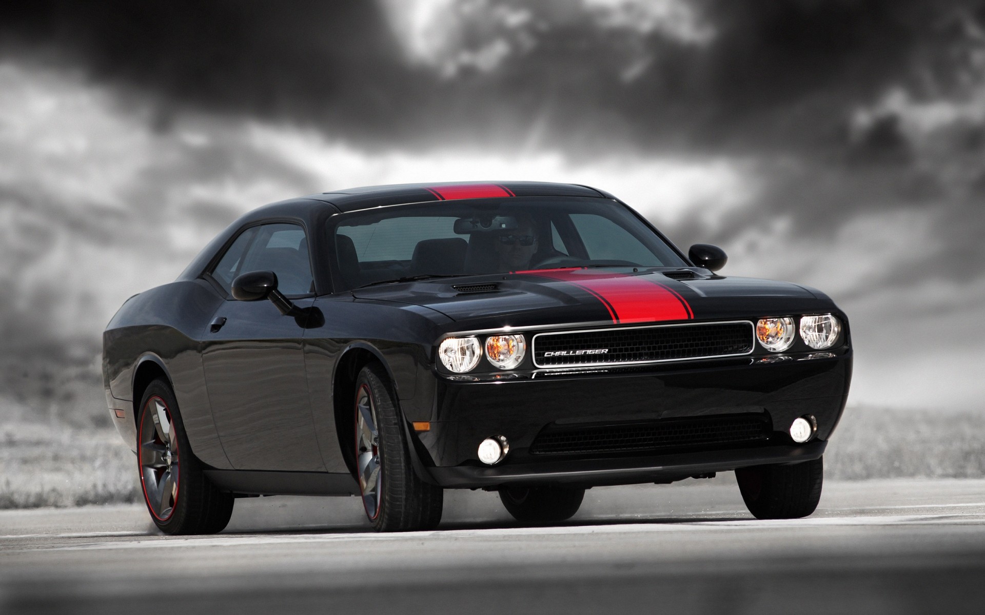 dodge carro carro asfalto chernushka calçada apresse-se rápido sistema de transporte meio-dia ação estrada automóvel rodas capô dodge challenger músculo carro