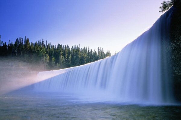 Breiter Wasserfall im Nadelwald