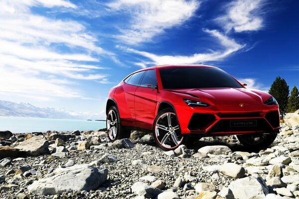 Coche rojo en la orilla del río