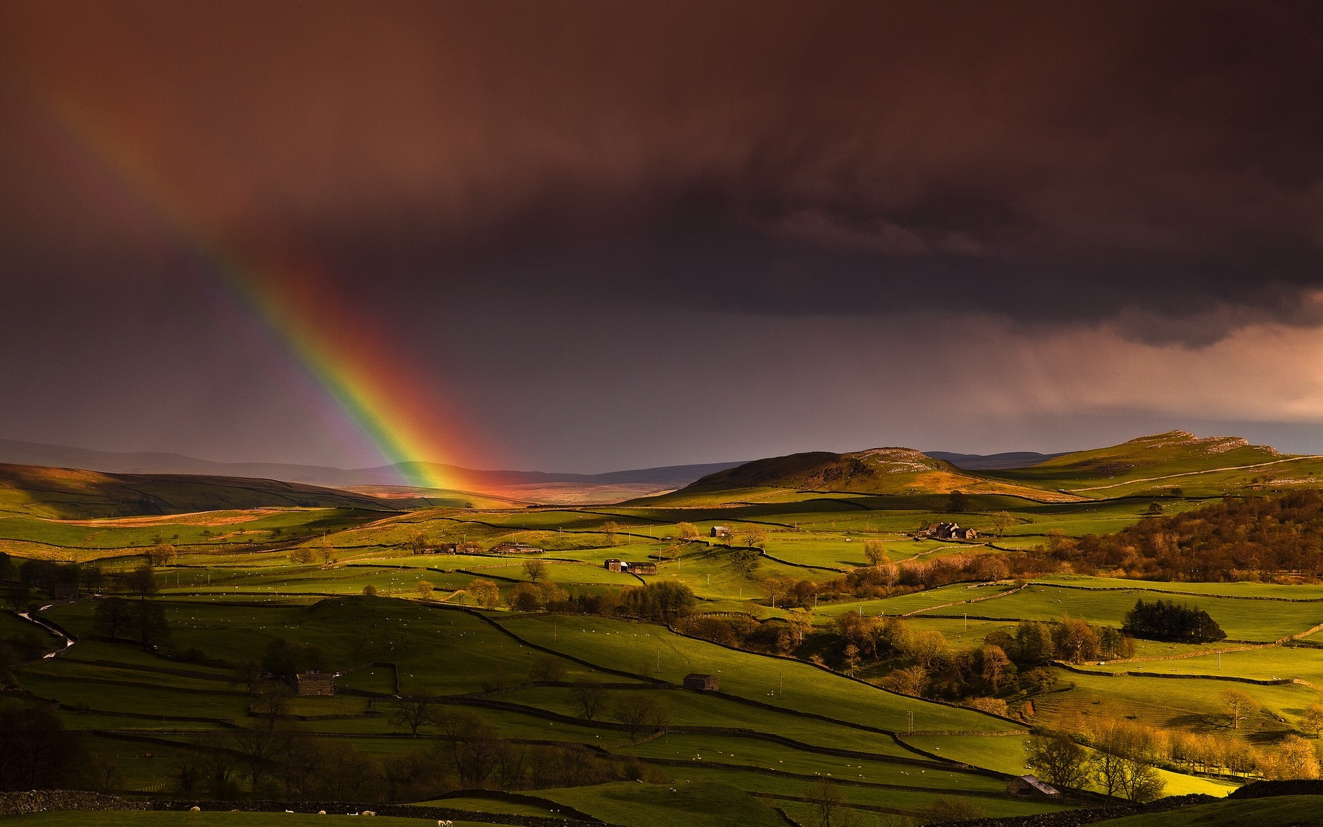 paysage coucher de soleil paysage ciel arc-en-ciel dehors aube voyage soir nature terres cultivées collines vertes arrière-plan