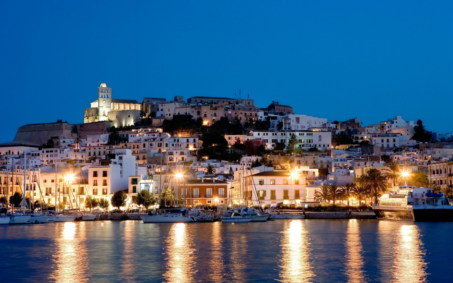 spanien stadt wasser reisen architektur stadt stadt haus fluss tourismus kirche dämmerung abend reflexion himmel im freien wasserfahrzeug meer schauspiel kathedrale ibiza nacht ibiza landschaft hintergrund nachtlichter