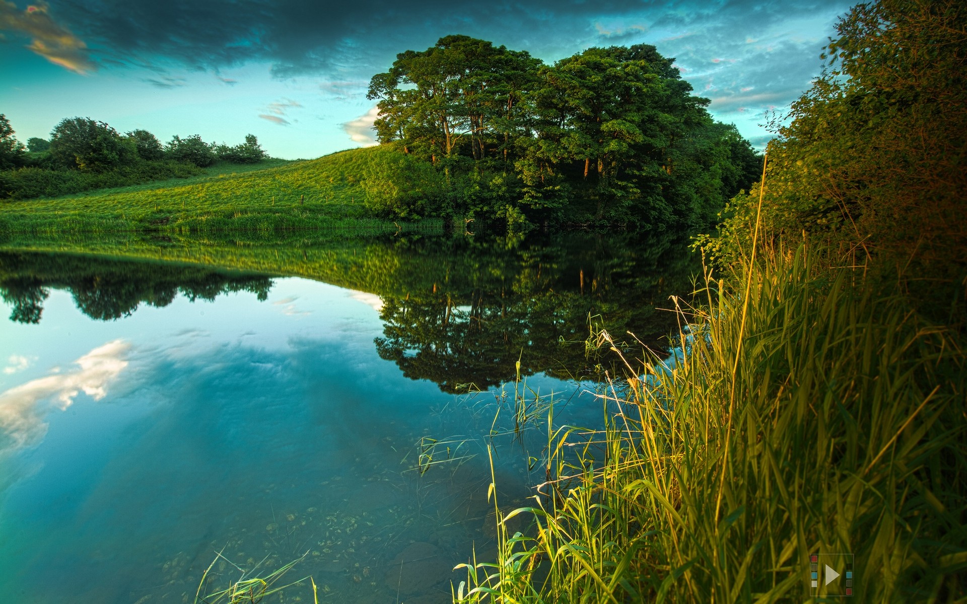 paysage eau paysage lac rivière nature arbre voyage réflexion ciel à l extérieur bois herbe aube piscine collines arrière-plan