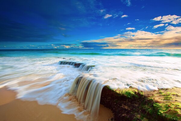 Wasserfall-Landschaft auf Strandhintergrund