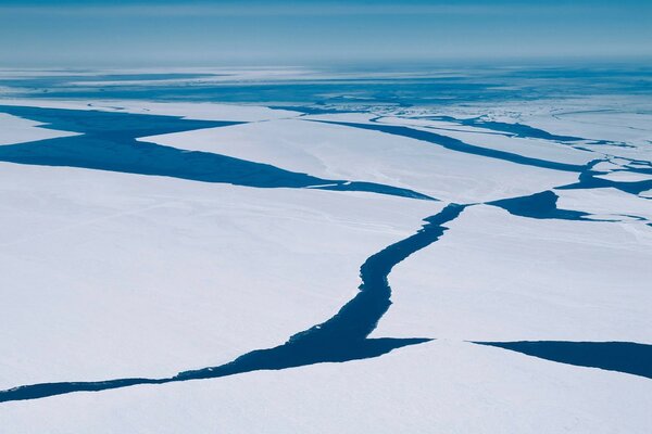 Paisagem gelo infinito no oceano