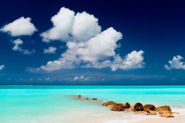 Arena blanca en el mar azul