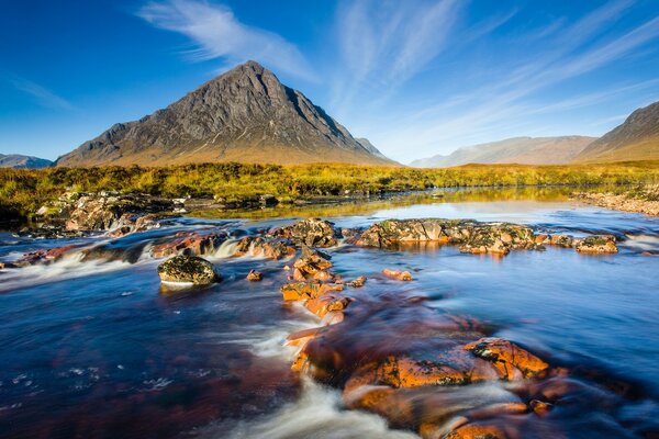 Paisagem montanhosa com montanhas e Rio