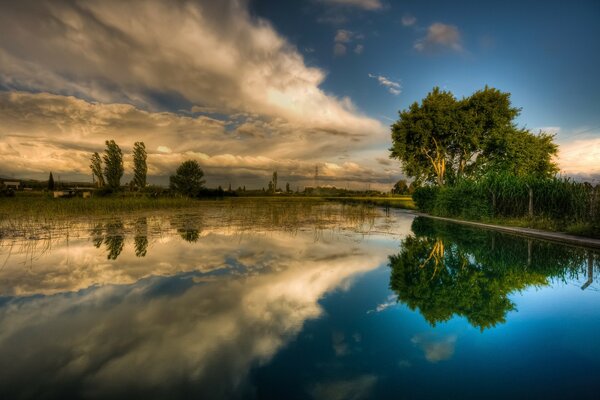 Landschaft des Sees bei Sonnenuntergang mit der Reflexion von Bäumen