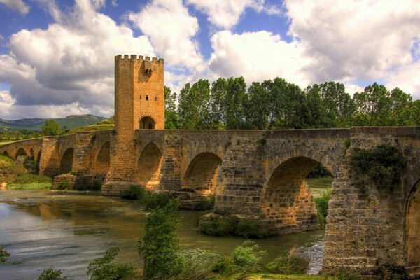 Antigua creación arquitectónica puente sobre el cuerpo de agua