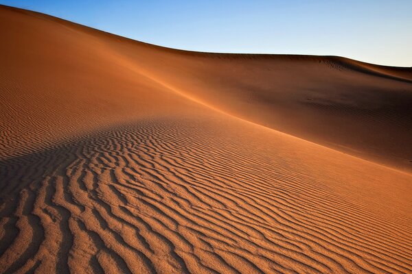 Duna de areia no deserto ao amanhecer