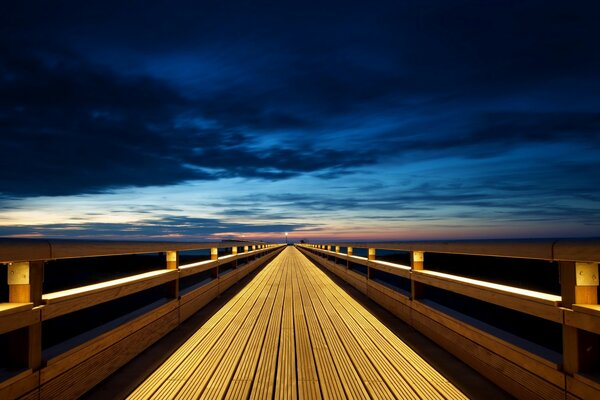 Strada infinita verso il cielo e il tramonto