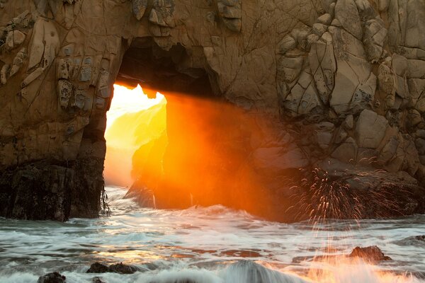 La luz fluye a través de la entrada de la cueva