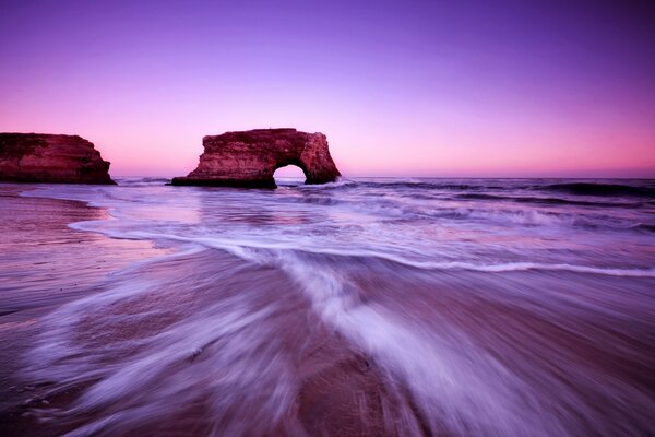 Paisaje de puesta de sol en el fondo de las rocas