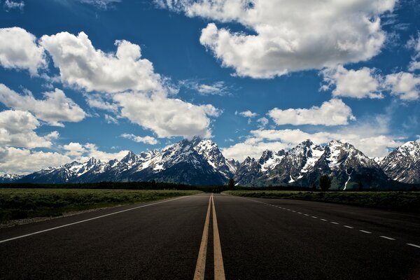 Paisaje de carretera de montaña y montañas cubiertas de nieve