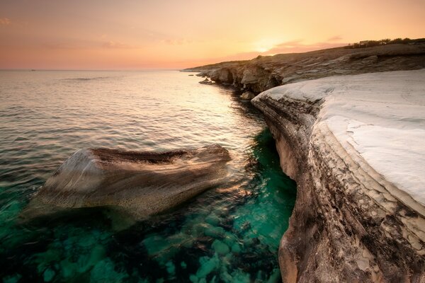 Paisagem de água e mar ao pôr do sol