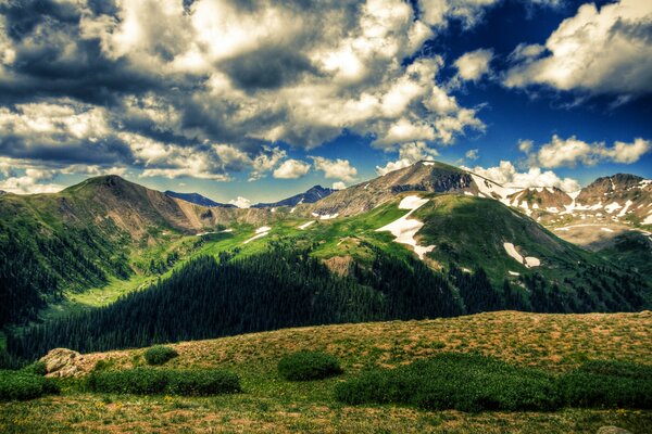 Cime delle montagne. Cielo blu chiaro