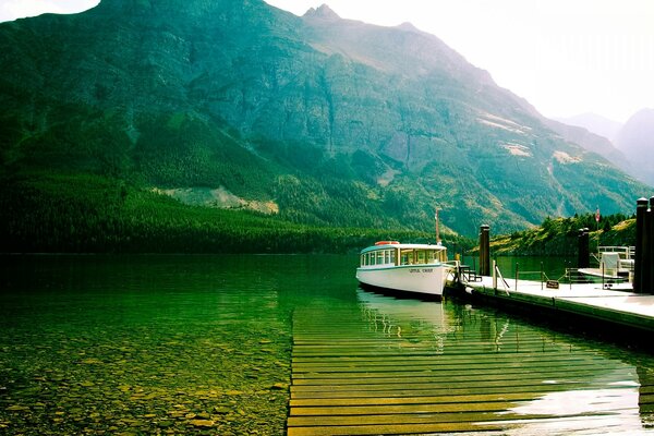 Berg am Wasser im morgendlichen Dunst