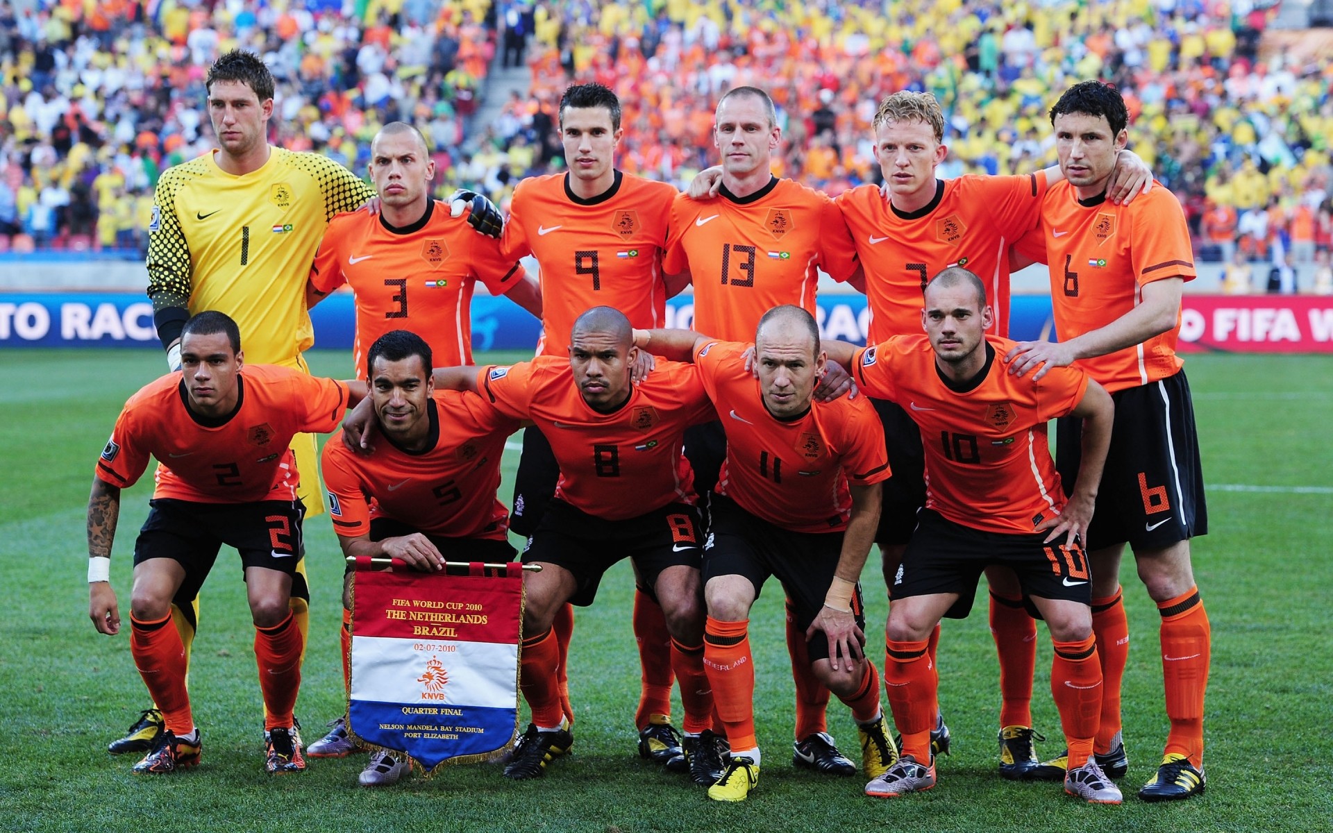 futebol futebol competição estádio bola jogo atleta objetivo jogos rugby homem jogador de futebol adulto campeão fã de esportes van persie robben schneider