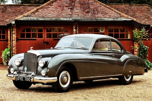 Voiture classique à côté de la maison