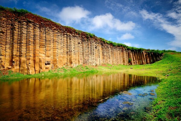 Composição de pedra pelas mãos da natureza