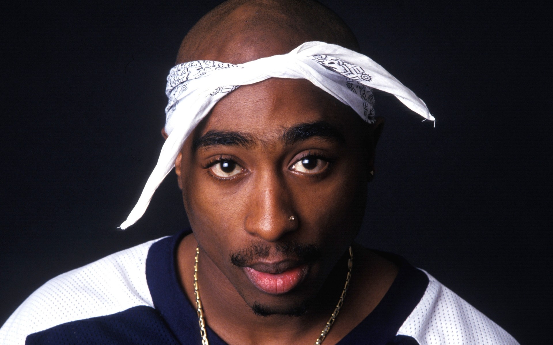 musicisti ritratto singolo adulto indossare scuro uomo moda tupac amaru shakur makaveli rapper