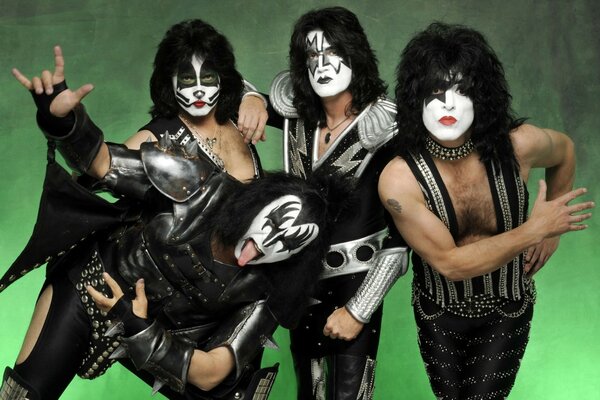 Banda de rock Kiss sobre fondo verde