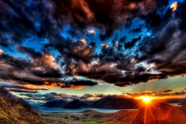 Sonnenuntergang Landschaft vor dem Hintergrund der Regenwolken