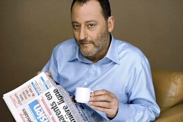 Jean Reno para una agradable fiesta de té mientras Lee gozeta