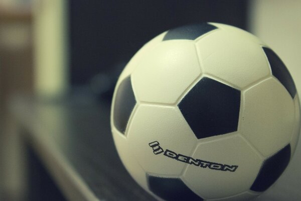 Ballon de football noir et blanc