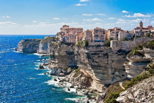 Casas en las rocas cerca del mar