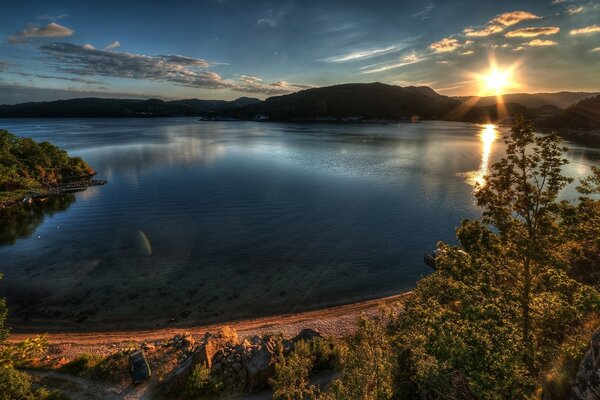 Beau coucher de soleil se reflète dans l eau