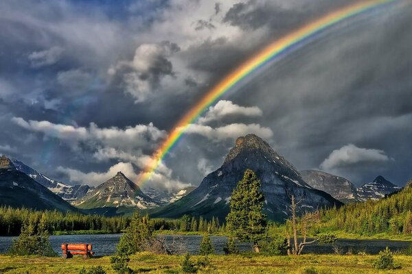 Paesaggio montano della natura e dell arcobaleno