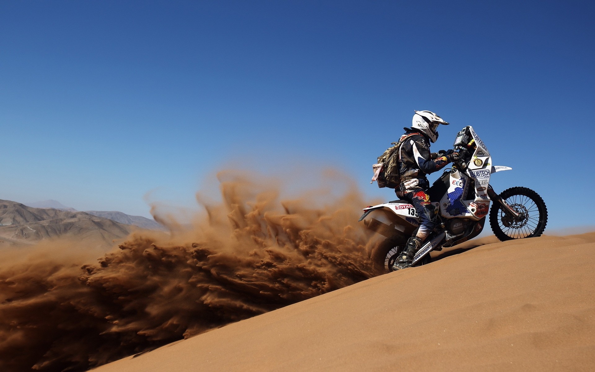 ciclismo bicicletta avventura azione viaggi motociclista deserto cielo seduto montagna fretta da solo tempo libero corsa colline sabbia sponsor