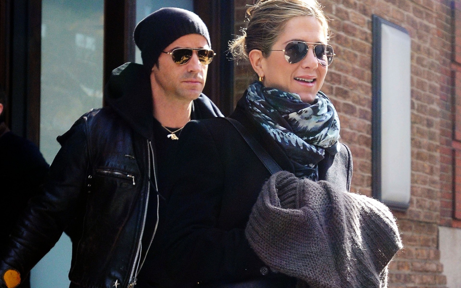 actors portrait adult wear offense man woman jacket two outerwear battle urban couple love men women jennifer aniston