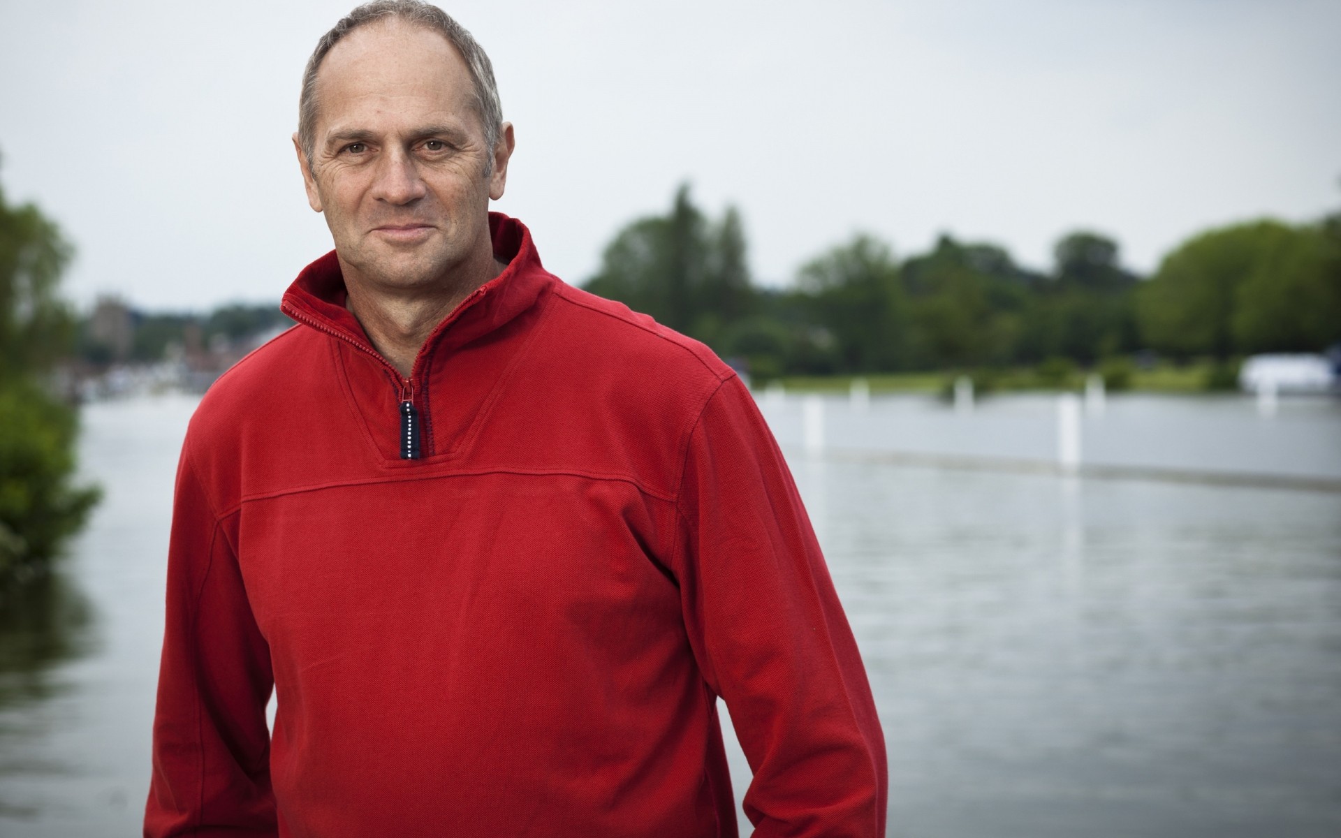 athlètes homme portrait à l extérieur un eau rivière adulte rameur athlète olympique