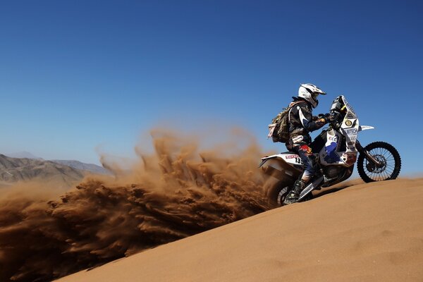 Coureur de moto sur le sable