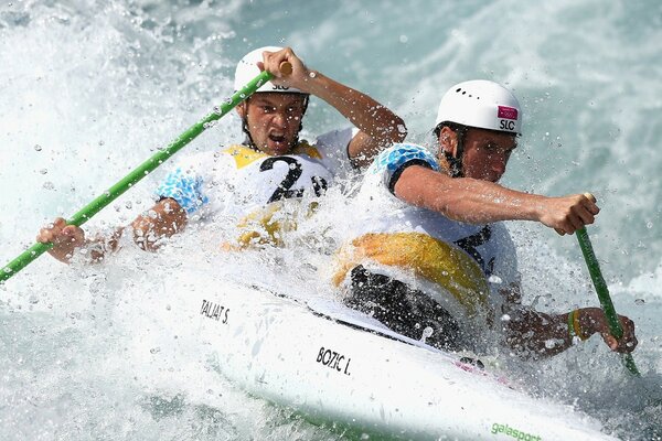 Kayak con dos remeros cortando el flujo de agua burbujeante