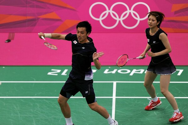 Ein paar asiatische Spieler im doppel-tennis bei den olympischen Spielen