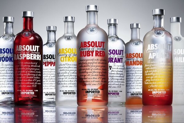 Un gran numero di bottiglie di vodka Absolut