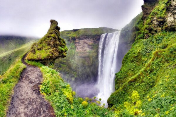 Bergwasser Wasserfall von bunten Gipfeln