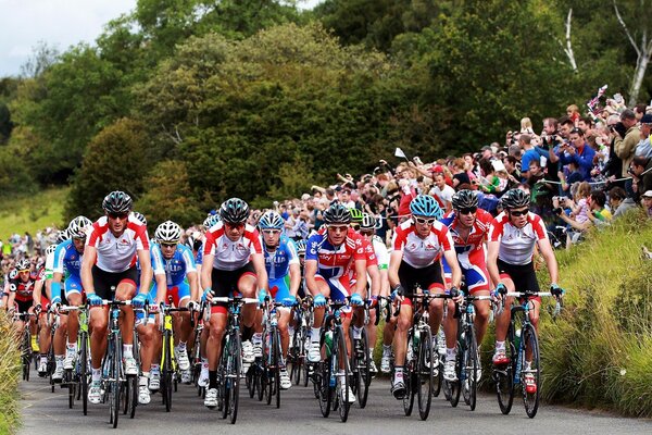 Carrera de ciclistas por los lugares premiados