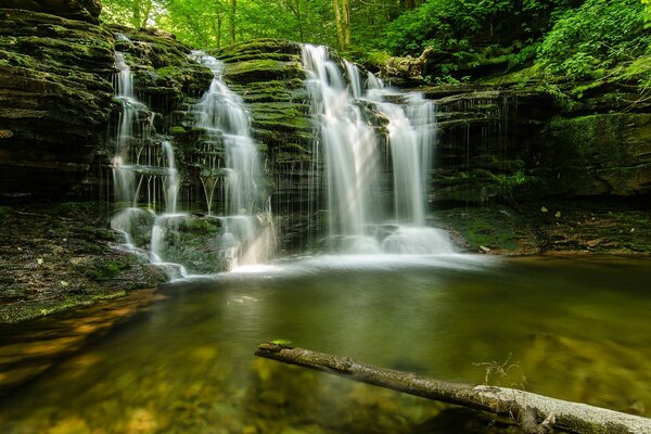 Paisajes de agua, cascada en la corriente